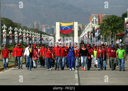 Caracas. 6. März 2016. Menschen nehmen Teil an einer Parade anlässlich des 3. Jahrestages der späten Venezuelas Präsident Hugo Chavez Tod, in Caracas 6. März 2016. Laut Lokalpresse, Venezolaner Demonstated aus dem Militär-Krankenhaus an der Militärakademie route dasselbe als die Parade vor drei Jahren mit den Sarg mit den sterblichen Überresten von Hugo Chavez. Bildnachweis: Fausto Torrealba/AVN/Xinhua/Alamy Live-Nachrichten Stockfoto