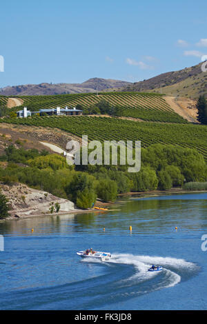 Boot schleppen Keks, Bannockburn Inlet, Kawarau Arm des Lake Dunstan, Bannockburn, Central Otago, Südinsel, Neuseeland Stockfoto