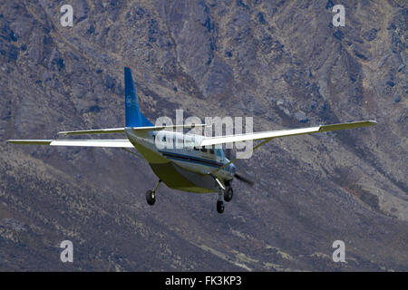Luft-Milford touristischen Flugzeug (Cessna 208) Landung am Flughafen Queenstown, Otago, Südinsel, Neuseeland Stockfoto