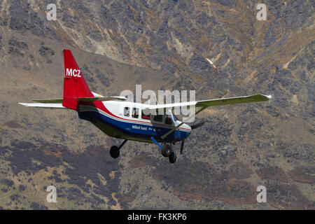 Milford Sound Flüge Gippsland GA8 Flugzeug Landung am Flughafen Queenstown, Otago, Südinsel, Neuseeland Stockfoto