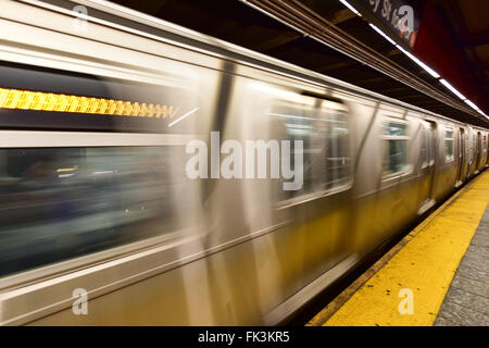 New York City - 16. Februar 2016: Vorbeifahrenden Zug an den MTA 34th Street u-Bahnstation, Herald Square in New York City. Stockfoto