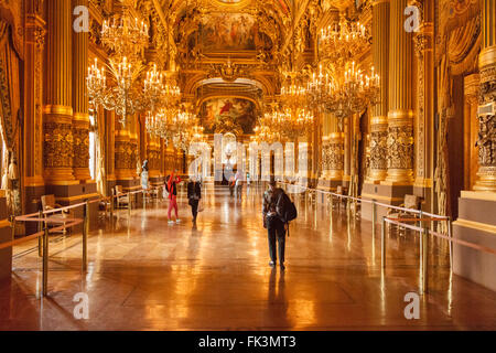 Touristen in Le Grand Foyer des Palais Granier in Paris Oper Haus Stockfoto