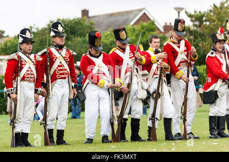 Napoleonischen Krieg Re-enactment, lebendige Geschichte. Englisch Redcoat 1 Fuß Regiment, aufgereiht, nachladen Musketen nach einem Volley feuern während der Schlacht. Stockfoto