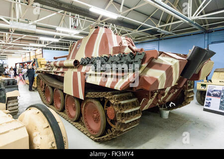 Tank Museum, bovington Interieur. Ansicht der Rückseite mit Abgasen von Weltkrieg zwei deutsche Panzer V Panther Tank, angezeigt in das Museum. Stockfoto