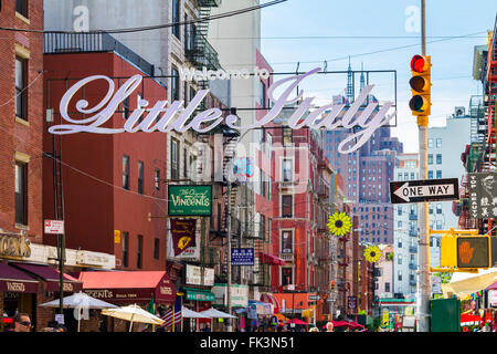 NEW YORK CITY, USA – 21. August 2015: Die belebten Straßen von Little Italy sind überfüllt mit Touristen in den Sommermonaten eine italienische Straße Stockfoto