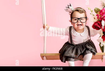 Porträt von einem niedlichen Kleinkind tragen Brillen Stockfoto