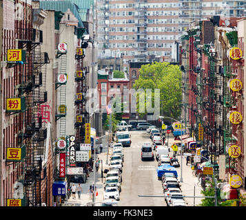 NEW YORK CITY - Juli 2015: Autos und Zeichen Linie einer belebten Straße in Chinatown in die Fourth Of July-Urlaub in Manhattan, New Yo Stockfoto