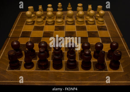 Helles und dunkles Holz Schachfiguren auf Schachtisch. Bild mit hoher Auflösung. Stockfoto