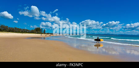 Männliche Touristen Surfer sucht eine Pause bei fast menschenleer, Byron Bay Beach, New South Wales, Australien, an einem schönen sonnigen Tag Stockfoto