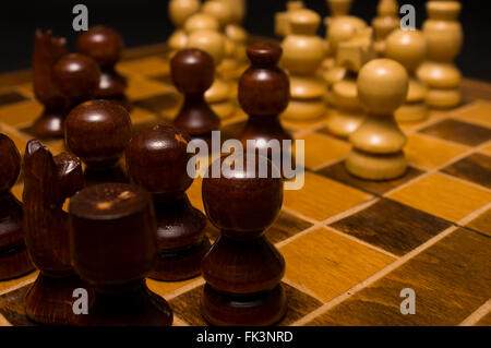 Helles und dunkles Holz Schachfiguren auf Schachtisch. Bild mit hoher Auflösung. Stockfoto
