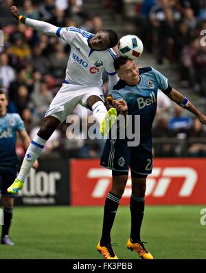 Vancouver, Kanada. 6. März 2016. Montreal Impact Spieler Ambroise Oyongo (L) konkurriert für einen Header mit Whitecap Spieler Blas Perez bei einem MLS-Spiel in Vancouver, Kanada, 6. März 2016. Montreal Impact gewann 3-2. © Andrew Soong/Xinhua/Alamy Live-Nachrichten Stockfoto