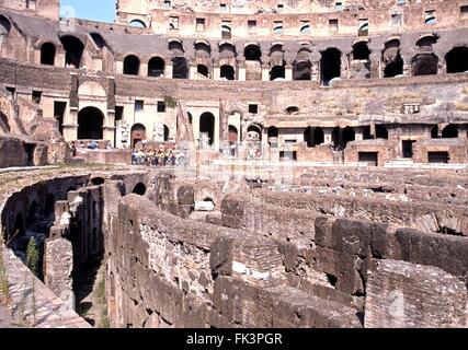 Blick auf das Innere des Roman Colosseum zeigt die unterirdischen Kammern (ursprünglich Flavian Amphitheater), Rom, Italien. Stockfoto