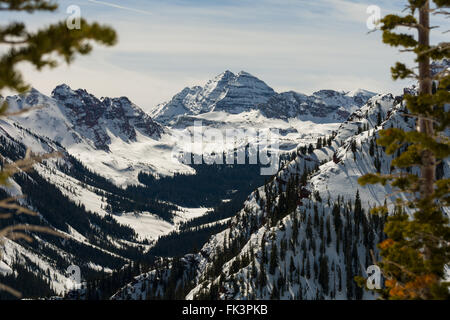 Die Maroon Bells sind zwei 14.000 ft Spitzen in den Bergen von Elk, um etwa ein Drittel von einer Meile getrennt. Die Berge sind ca. 12 m Stockfoto