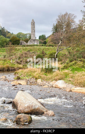 Blick auf die Ruinen der hohe Turm von Glendalough in die Wicklow Mountains, Irland. Stockfoto