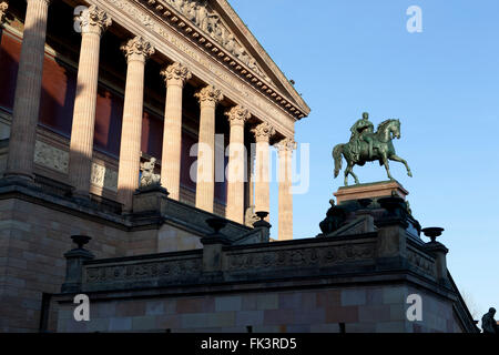 BERLIN/Deutschland - Alte wiedereröffnet. Museumsinsel. Fassade mit Säulen und eine Reiterstatue. Stockfoto