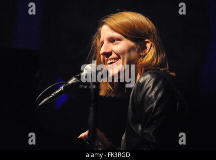 Brno, Tschechische Republik. 6. März 2016. Tschechische Sängerin Marketa Irglova innerhalb von Glen Hansard´s Frühjahr Europa-Tour für das Album führt nicht hatte er in Brno, Tschechische Republik, 6. März 2015 Wanderung. Bildnachweis: Igor Zehl/CTK Foto/Alamy Live-Nachrichten Stockfoto