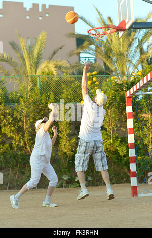 Älteres paar Basketball spielen Stockfoto