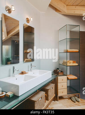 Innenansicht eines modernen Badezimmers in der Dachkammer im Vordergrund zwei Waschbecken Stockfoto