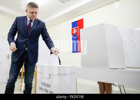 Bratislava, Slowakei. 5. März 2016. Ein Häuptling der Partei Smer-Sozialdemokratie (Smer-SD) und slowakische Ministerpräsident Robert Fico Stimmen bei den Parlamentswahlen in Bratislava, Slowakei, Samstag, 5. März 2016. © Martin Mikula/CTK Foto/Alamy Live-Nachrichten Stockfoto