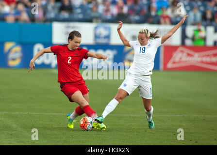 Nashville, USA. 6. März 2016. Josephine Henning von Deutschland (L) in Aktion gegen Toni Duggan von England während der sie glaubt Cup im Nissan-Stadion in Nashville, USA, 6. März 2016. Deutschland gewann 2:1. Foto: Rick Musacchio/Dpa/Alamy Live News Stockfoto