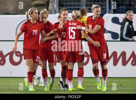 Nashville, USA. 6. März 2016. Deutsche Mannschaft mit Lena Goessling (L-R), Kathrin Hendrich, Sara Däbritz, Anna Blässe und Alexandra Popp feiern während der sie glaubt Cup im Nissan-Stadion in Nashville, USA, 6. März 2016. Deutschland gewann 2:1. Foto: Rick Musacchio/Dpa/Alamy Live News Stockfoto