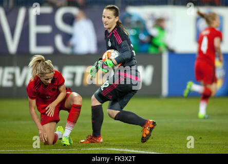 Nashville, USA. 6. März 2016. Torwart Laura Benkarth (R) und Kathrin Hendrich Deutschlands während der She glaubt Cup im Nissan-Stadion in Nashville, USA, 6. März 2016. Deutschland gewann 2:1. Foto: Rick Musacchio/Dpa/Alamy Live News Stockfoto