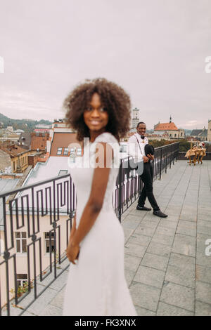 Glückliche Hochzeit paar Smoling auf der Terrasse. Hochzeitstag Stockfoto