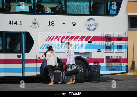 Chiang Mai, THAILAND-13. Februar 2016: Bus Sombattour Bus-Unternehmen. Strecke Bangkok und Chiang Mai. Foto in Chiangmai Bus stati Stockfoto