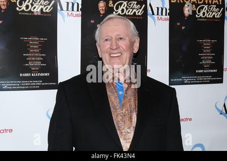 Premierenfeier für AMAS Musiktheater der Broadway und der Barde bei den Löwen Theater - Ankünften.  Mitwirkende: Len Cariou wo: New York, New York, Vereinigte Staaten von Amerika bei: 5. Februar 2016 Stockfoto