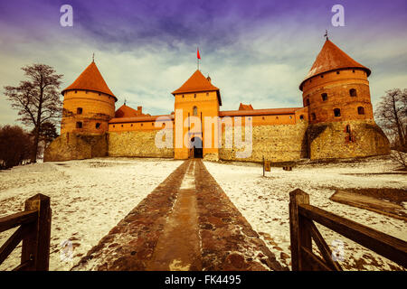 Pfad zur alten Trakai Burg im Winter, Litauen. Stockfoto