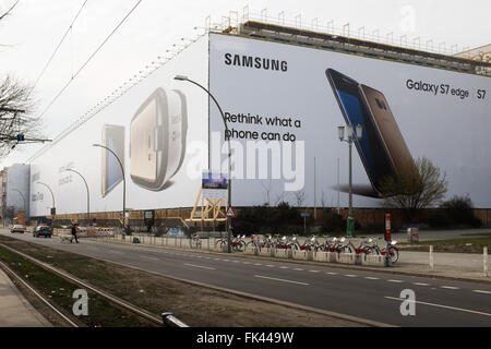 BERLIN, März 05: riesige Rechnung Board Werbetafel für Samsung Galaxy S7 Kante im Frankfurter Tor in Berlin am 5. März 2016. Stockfoto