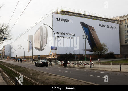 BERLIN, März 05: riesige Rechnung Board Werbetafel für Samsung Galaxy S7 Kante im Frankfurter Tor in Berlin am 5. März 2016. Stockfoto