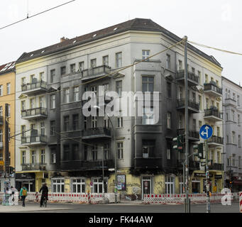 BERLIN, März 05: verbrannte Gebäude in Warschauer Straße in Berlin am 5. März 2016. Stockfoto