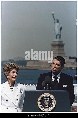 US-Präsident Ronald Reagan hält eine Rede auf den hundertsten Jahrestag der Statue of Liberty, Governors Island, New York am 4. Juli 1986. Auf der linken Seite ist First Lady Nancy Reagan. Bildnachweis: White House über CNP - kein Draht-Dienst- Stockfoto