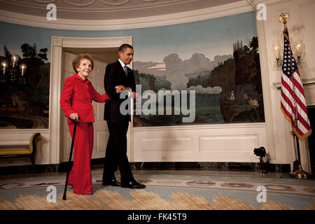 Washington, DC - 2. Juni 2009--US-Präsident Barack Obama Escort 2. Juni 2009, ehemalige First Lady Nancy Reagan in den diplomatischen Room des weißen Hauses für die Ankündigung und die Unterzeichnung des Ronald Reagan Centennial Commission Act – zum Gedenken an die verstorbenen Präsidenten 100. Geburtstag im Jahr 2011. Obligatorische Credit: Pete Souza - weißen Haus über CNP - kein Draht-Dienst- Stockfoto