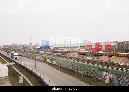 BERLIN, März 05: Tracks und S-Bahn Warschauer Straße in Berlin am 5. März 2016 zu trainieren. Stockfoto