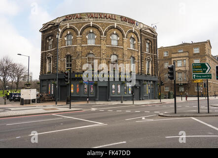 Außenansicht des berühmten Schwulenbars The Royal Vauxhall Tavern in Lambeth, London, England, SE1. Stockfoto