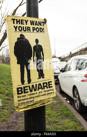 Hüten Sie sich vor - sie wollen Ihr Pod Auto Diebstahl Warnzeichen in Street in London, UK. Stockfoto