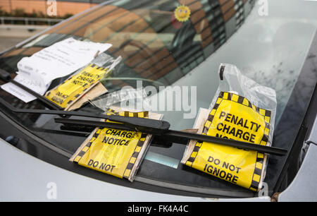 Abschluss von drei Strafzetteln auf einer Windschutzscheibe in London, England, Großbritannien Stockfoto