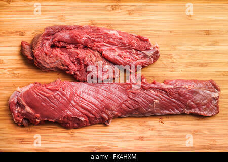 Ausschreibung, Hanger Steak, Onglet - hängt, nachdem das Fleisch von der Metzgerei getrimmt wurde Stockfoto