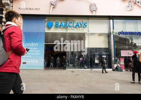 Eingang der Barclays Bank, Piccadilly Circus, London, UK. Stockfoto