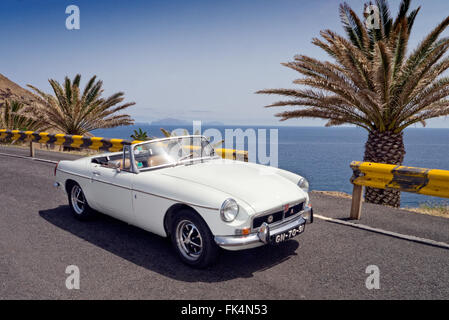 1974 MGB Roadster auf der Küstenstraße in Madeira Stockfoto