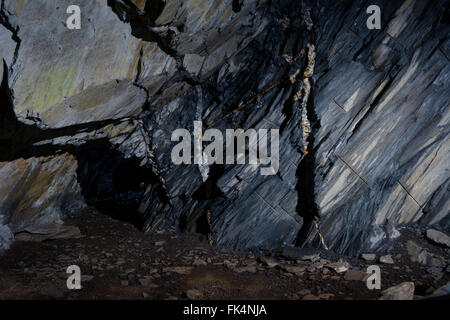 In einem verlassenen Schiefer Adern Quarz mir in Nord-Wales. Stockfoto