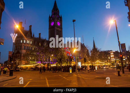 Manchester-Weihnachtsmarkt vor dem Rathaus in Albert Square. Stockfoto