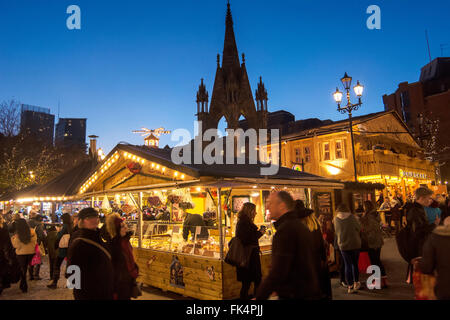 Manchester-Weihnachtsmarkt vor dem Rathaus in Albert Square.