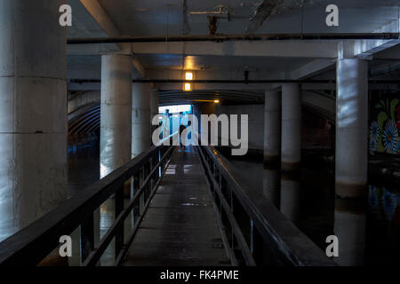 Rochdale Kanal durch Manchester Stadtzentrum, wo eine Flut von Todesfällen durch Ertrinken zeigen einen Serienmörder, ist aktiv. Stockfoto