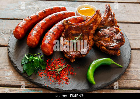 Gegrillte Würstchen und Steak auf dem Grill Knochen Stockfoto