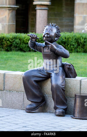 Dundee, Tayside, Schottland, UK, 7. März 2016: Dundee hat eine neue Statue des schelmischen Schuljunge Oor Wullie. Die Bronze Arbeit wurde zum 80. Jubiläum seines Debüts in The Sunday Post beauftragt. Dundee Comicfigur Erbe wird mit einer neuen Statue Oor Wullie im Zentrum Stadt gefeiert. Neben ihm ist seine treuen Eimer und hinter ihm an der Wand sind Bronze Nachbauten von seinem treuen Schulranzen mit seinem Katapult und Haustier Maus Jeemy. Bildnachweis: Dundee Photographics / Alamy Live News Stockfoto