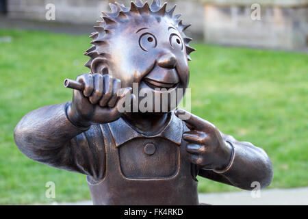 Dundee, Tayside, Schottland, UK, 7. März 2016: Dundee hat eine neue Statue des schelmischen Schuljunge Oor Wullie. Die Bronze Arbeit wurde zum 80. Jubiläum seines Debüts in The Sunday Post beauftragt. Dundee Comicfigur Erbe wird mit einer neuen Statue Oor Wullie im Zentrum Stadt gefeiert. Neben ihm ist seine treuen Eimer und hinter ihm an der Wand sind Bronze Nachbauten von seinem treuen Schulranzen mit seinem Katapult und Haustier Maus Jeemy. Bildnachweis: Dundee Photographics / Alamy Live News Stockfoto