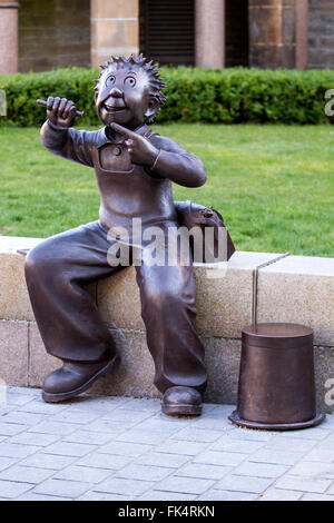 Dundee, Tayside, Schottland, UK, 7. März 2016: Dundee hat eine neue Statue des schelmischen Schuljunge Oor Wullie. Die Bronze Arbeit wurde zum 80. Jubiläum seines Debüts in The Sunday Post beauftragt. Dundee Comicfigur Erbe wird mit einer neuen Statue Oor Wullie im Zentrum Stadt gefeiert. Neben ihm ist seine treuen Eimer und hinter ihm an der Wand sind Bronze Nachbauten von seinem treuen Schulranzen mit seinem Katapult und Haustier Maus Jeemy. Bildnachweis: Dundee Photographics / Alamy Live News Stockfoto